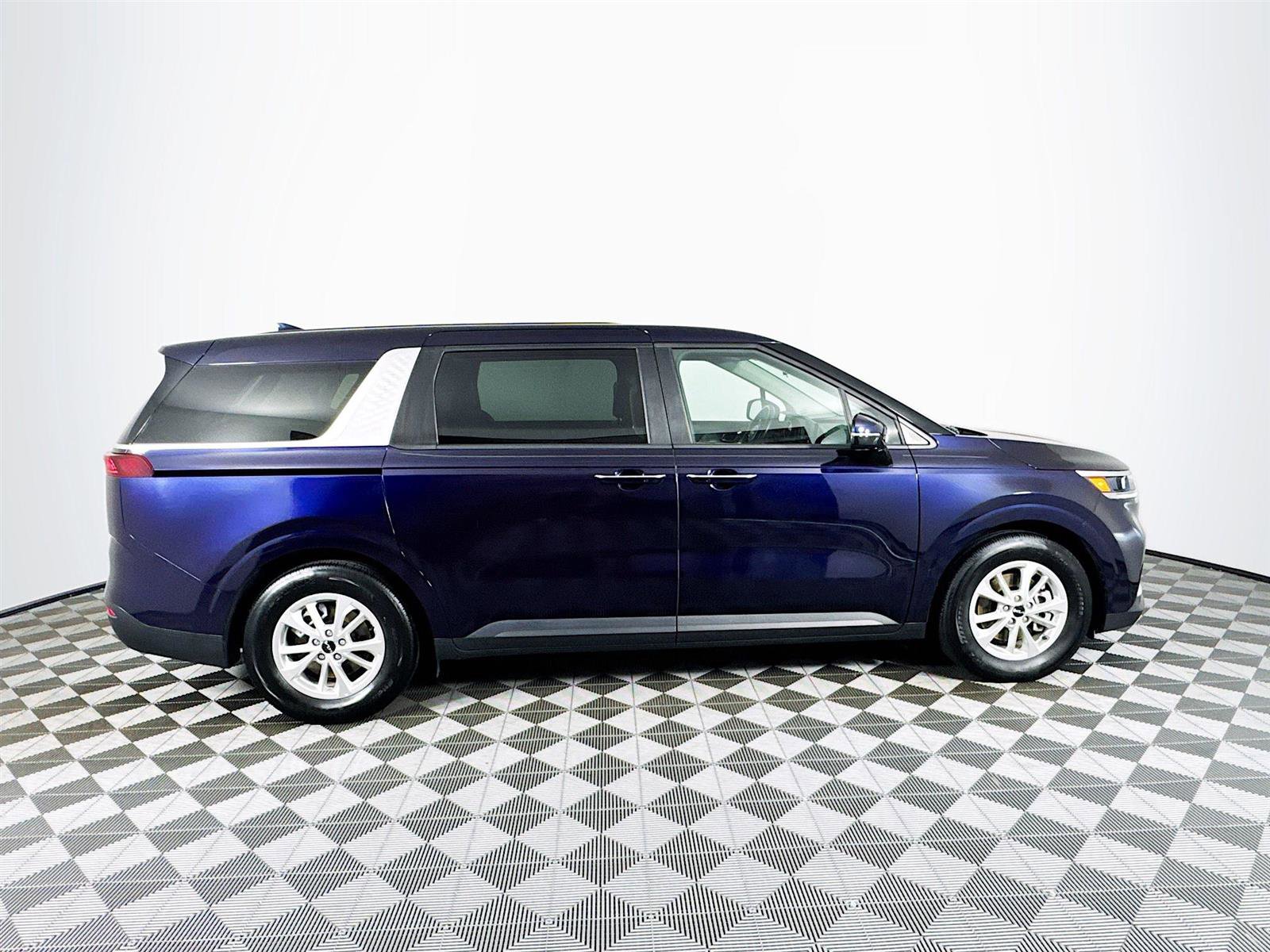 2024 Kia Carnival LX photo 8