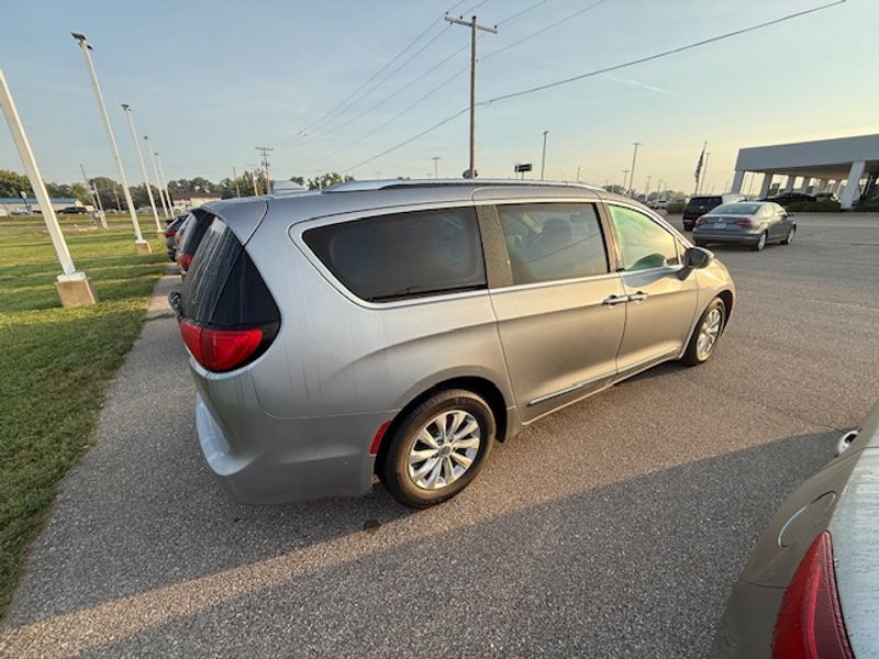 2019 Chrysler Pacifica Touring L photo 4