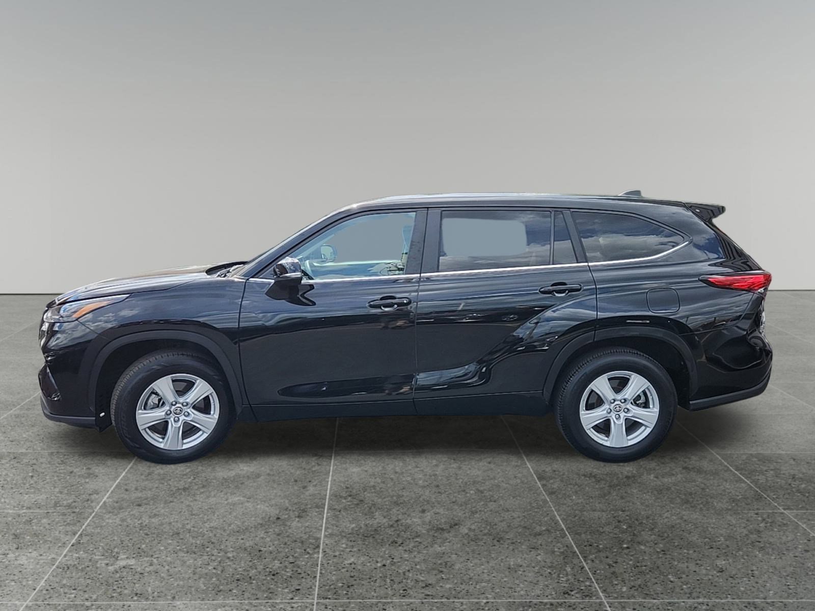 2023 Toyota Highlander L photo 3