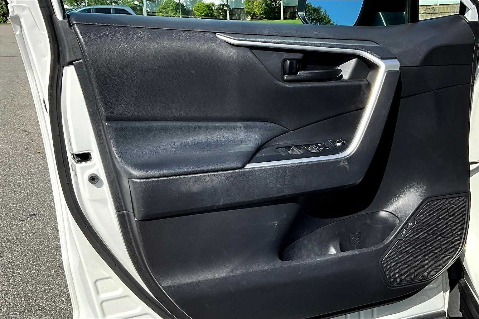 2022 Toyota RAV4 LE photo 9