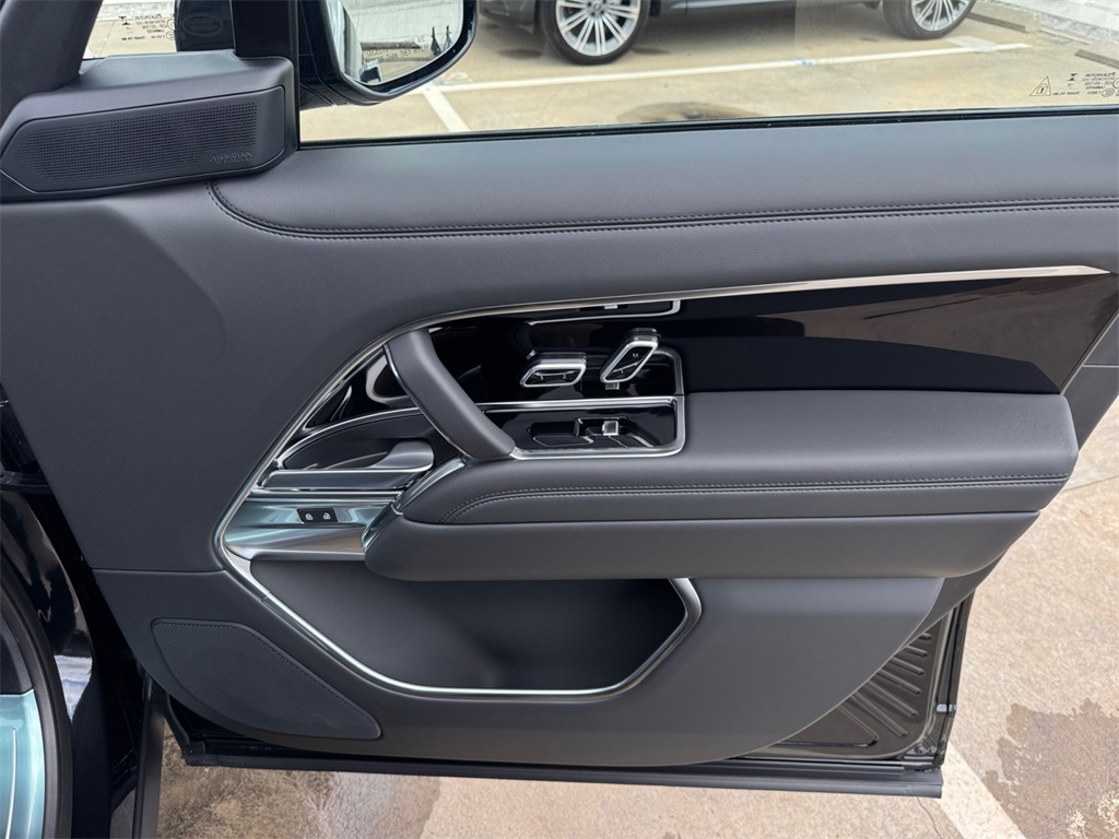 2025 Land Rover Range Rover SE photo 15