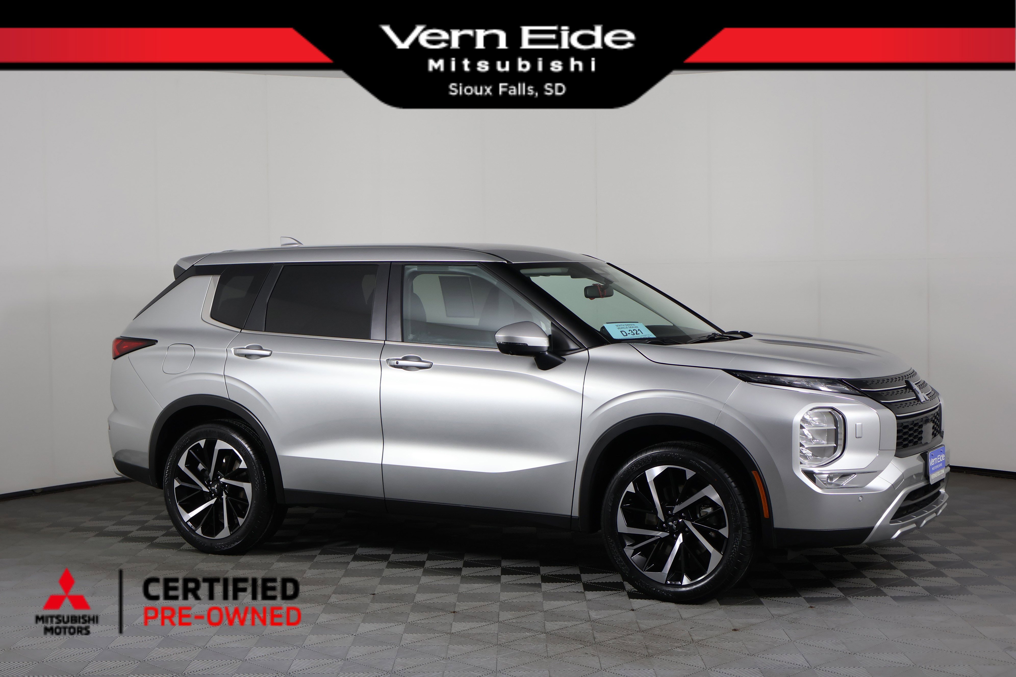 2024 Mitsubishi Outlander SE's photo