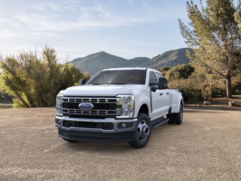 2024 Ford F-350 XLT photo 2