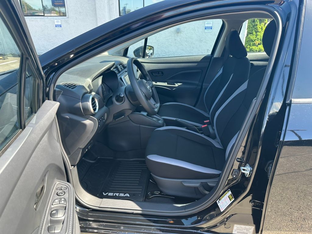 2025 Nissan Versa 1.6 S photo 13