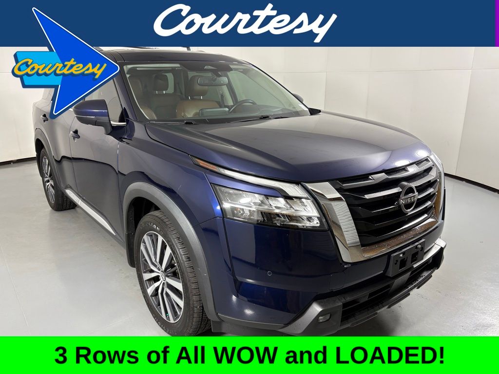 2022 Nissan Pathfinder Platinum's photo