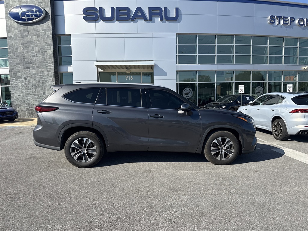 2022 Toyota Highlander XLE photo 3