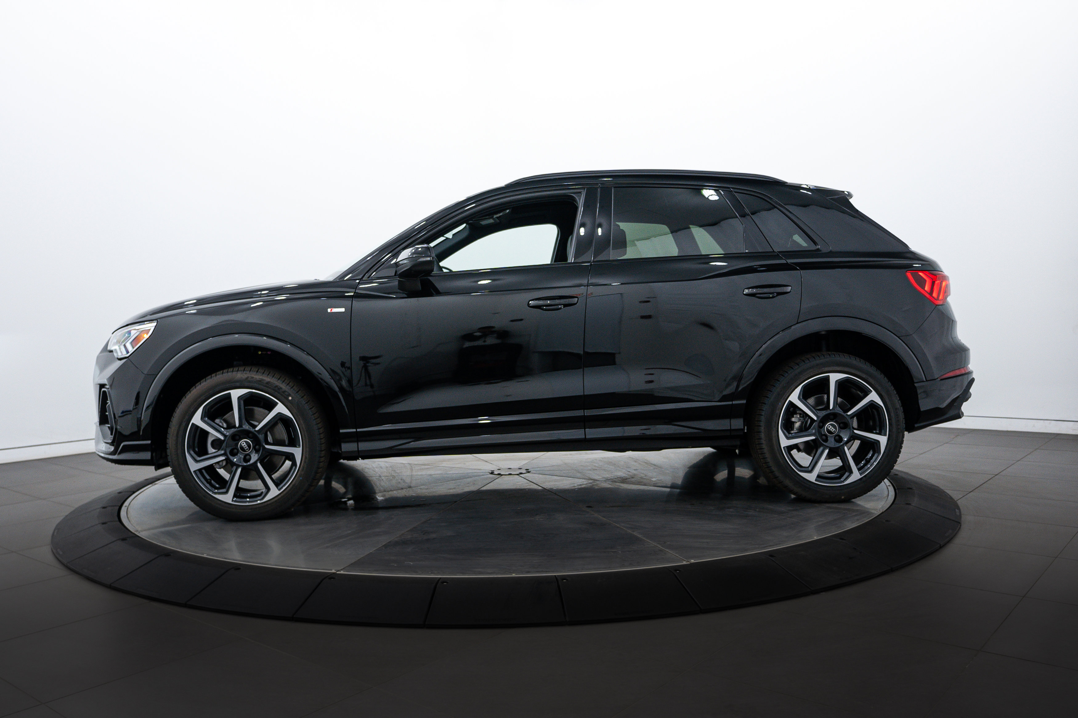 2025 Audi Q3 S line Premium Plus photo 4