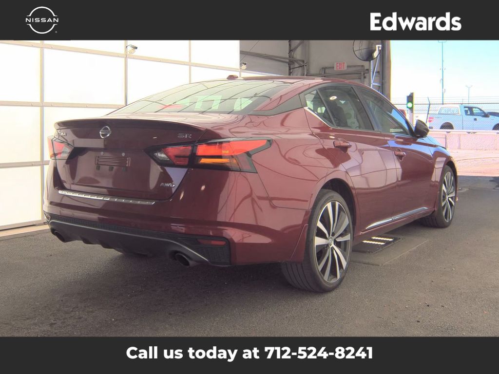 2022 Nissan Altima 2.5 SR photo 2