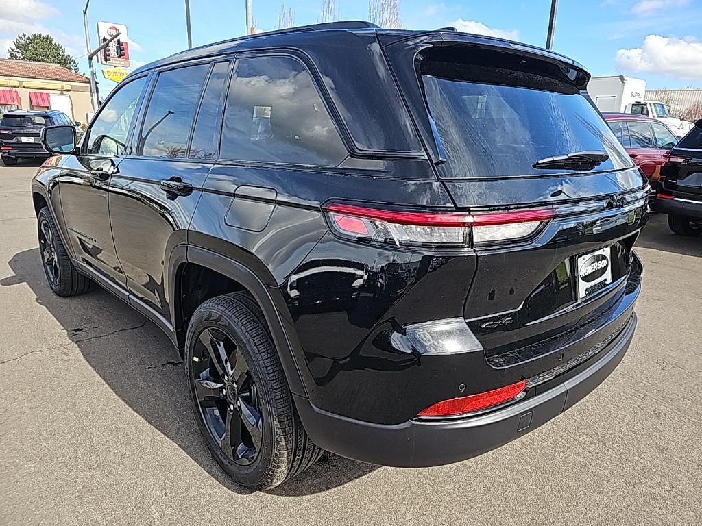 2025 Jeep Grand Cherokee Limited photo 3