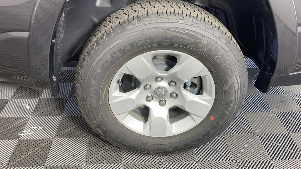 New 2025 Granite Crystal Metallic Clearcoat RAM Big Horn/Lone Star image 32