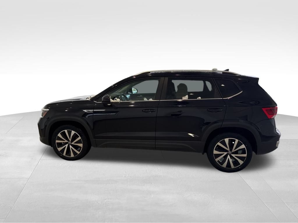 2022 Volkswagen Taos SE photo 2