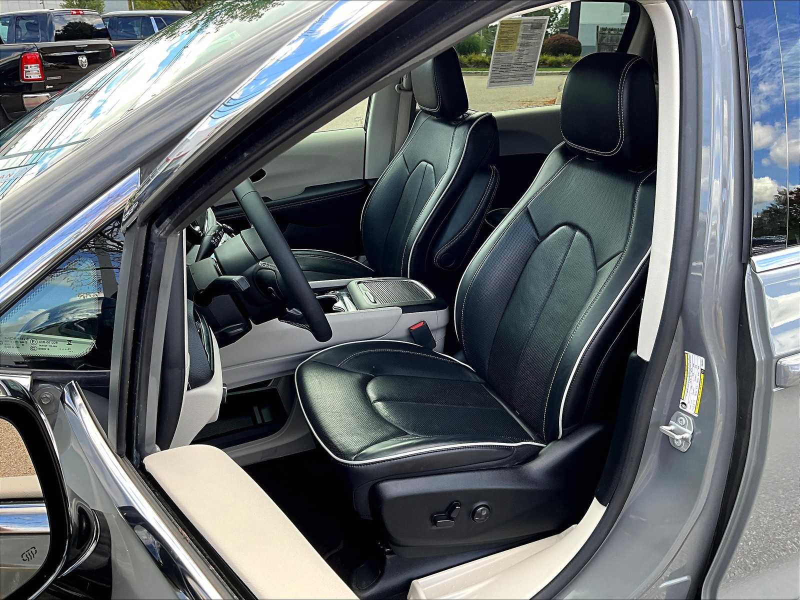 2023 Chrysler Pacifica Hybrid Limited photo 10