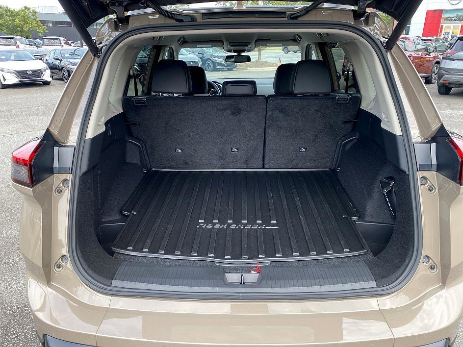 2025 Nissan Rogue SV photo 18