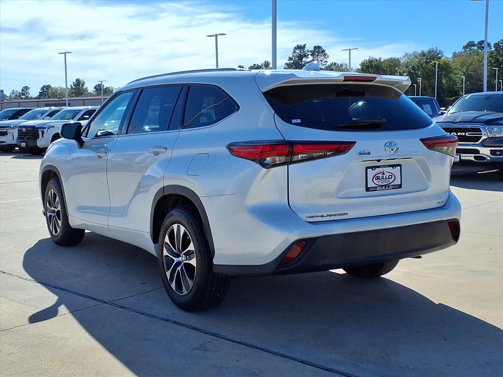 2022 Toyota Highlander XLE photo 3