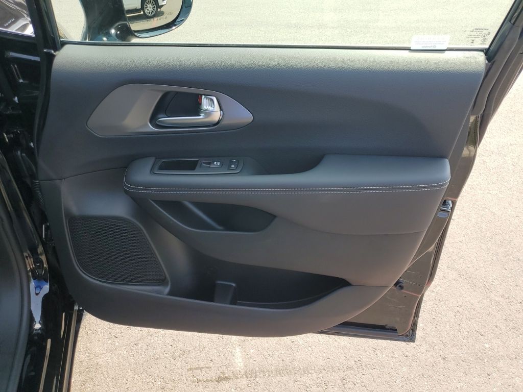 2026 Chrysler Voyager LX photo 13