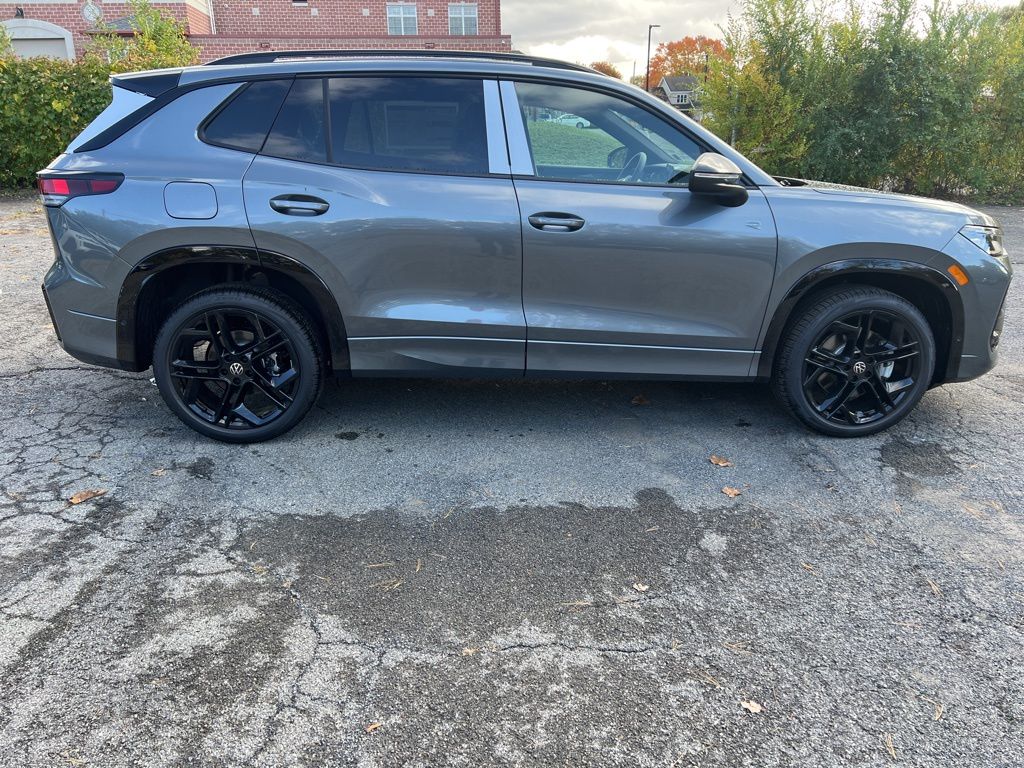 2026 Volkswagen Tiguan SE R-Line Black photo 4