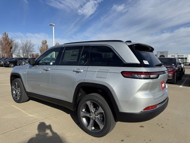 2025 Jeep Grand Cherokee Limited photo 3