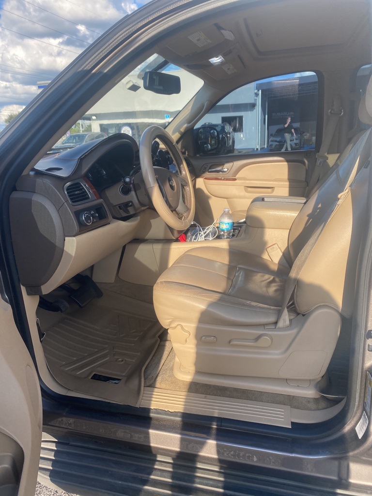 2014 Chevrolet Suburban 1500 LT photo 4
