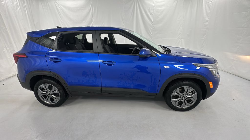 2024 Kia Seltos LX photo 2