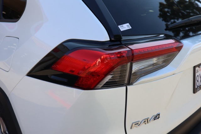 2021 Toyota RAV4 Hybrid XLE Premium photo 5