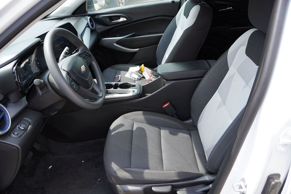 2025 Chevrolet Trax LS photo 4