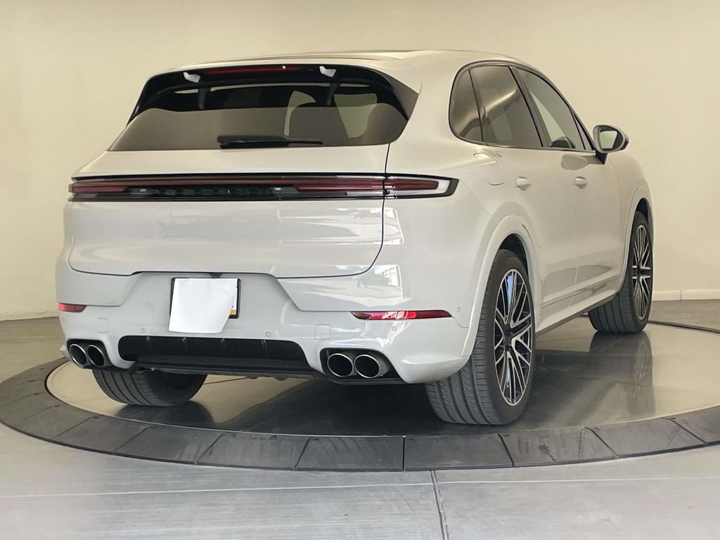 2024 Porsche Cayenne S photo 7