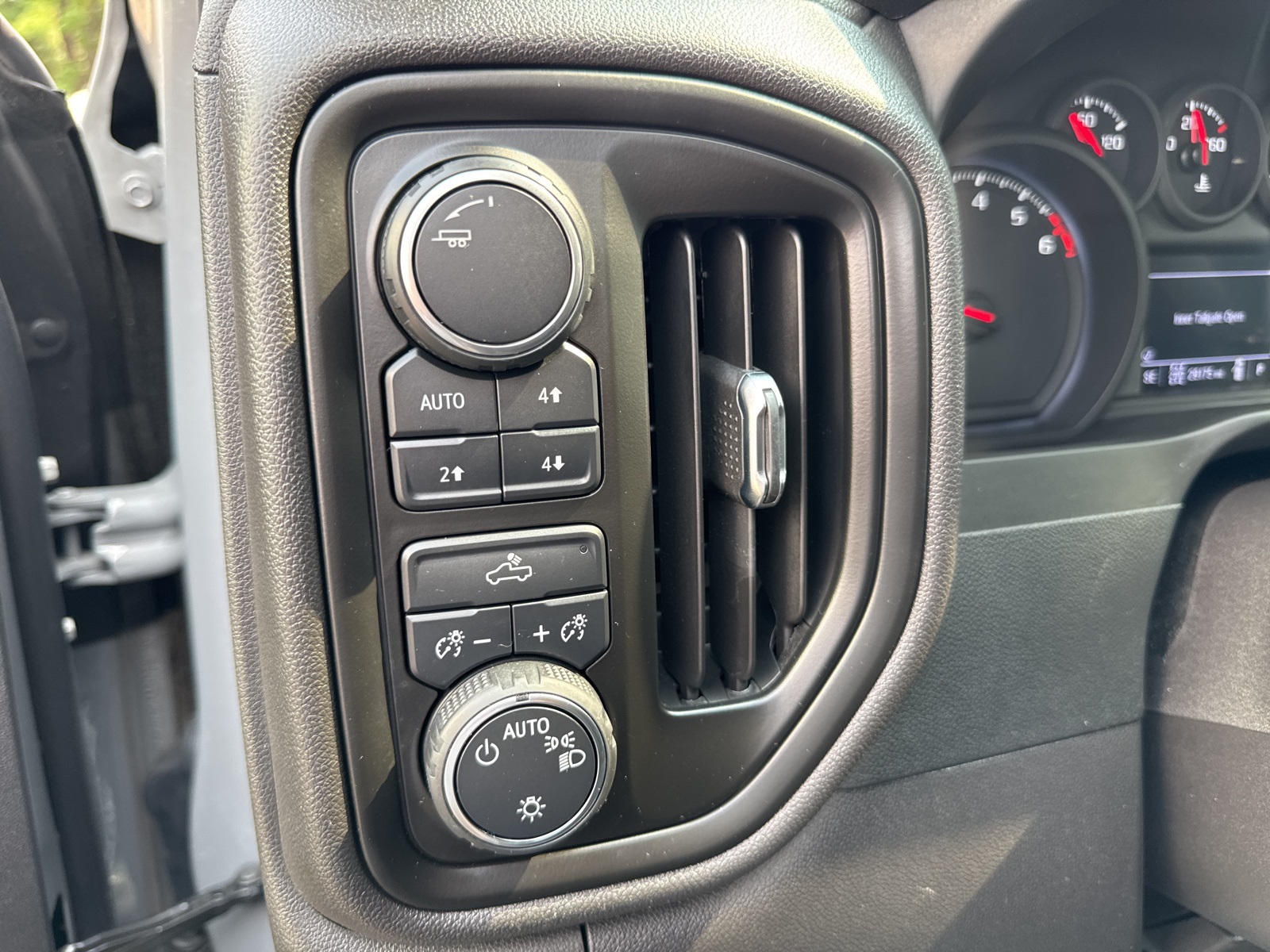 2024 Chevrolet Silverado 1500 Custom Trail Boss photo 11