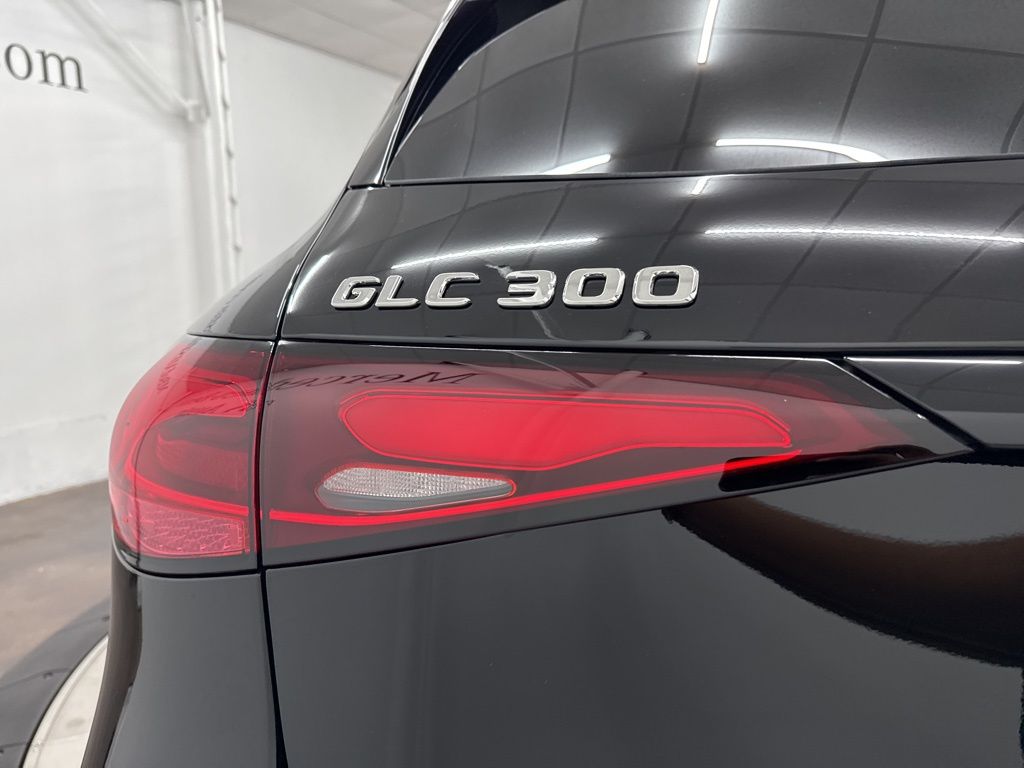 2026 Mercedes Benz GLC 300 photo 9
