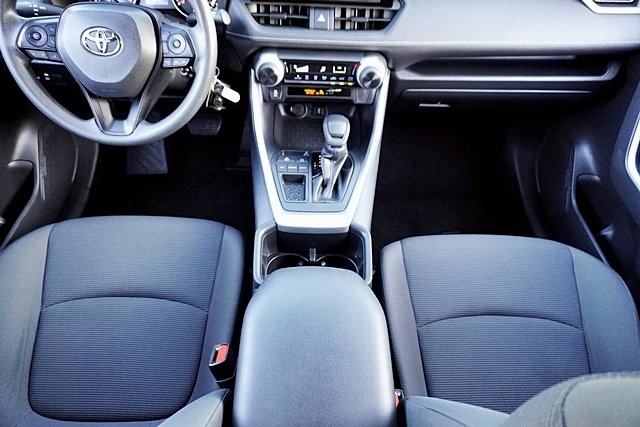 2022 Toyota RAV4 LE photo 20