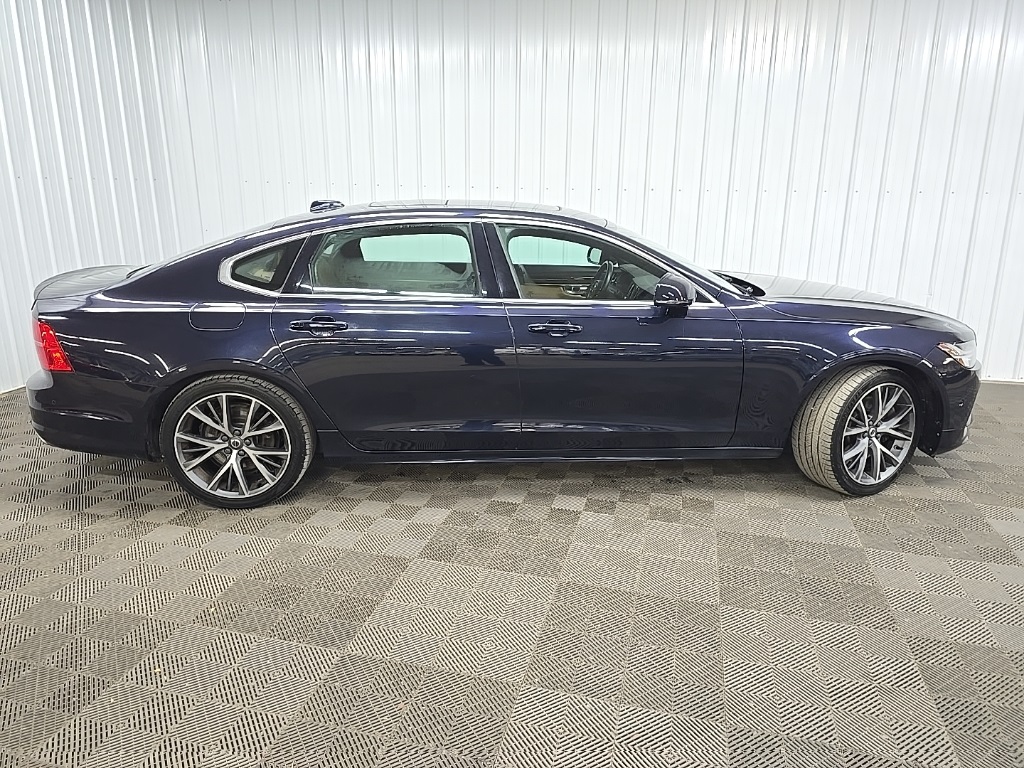 2019 Volvo S90 T6 Momentum photo 2