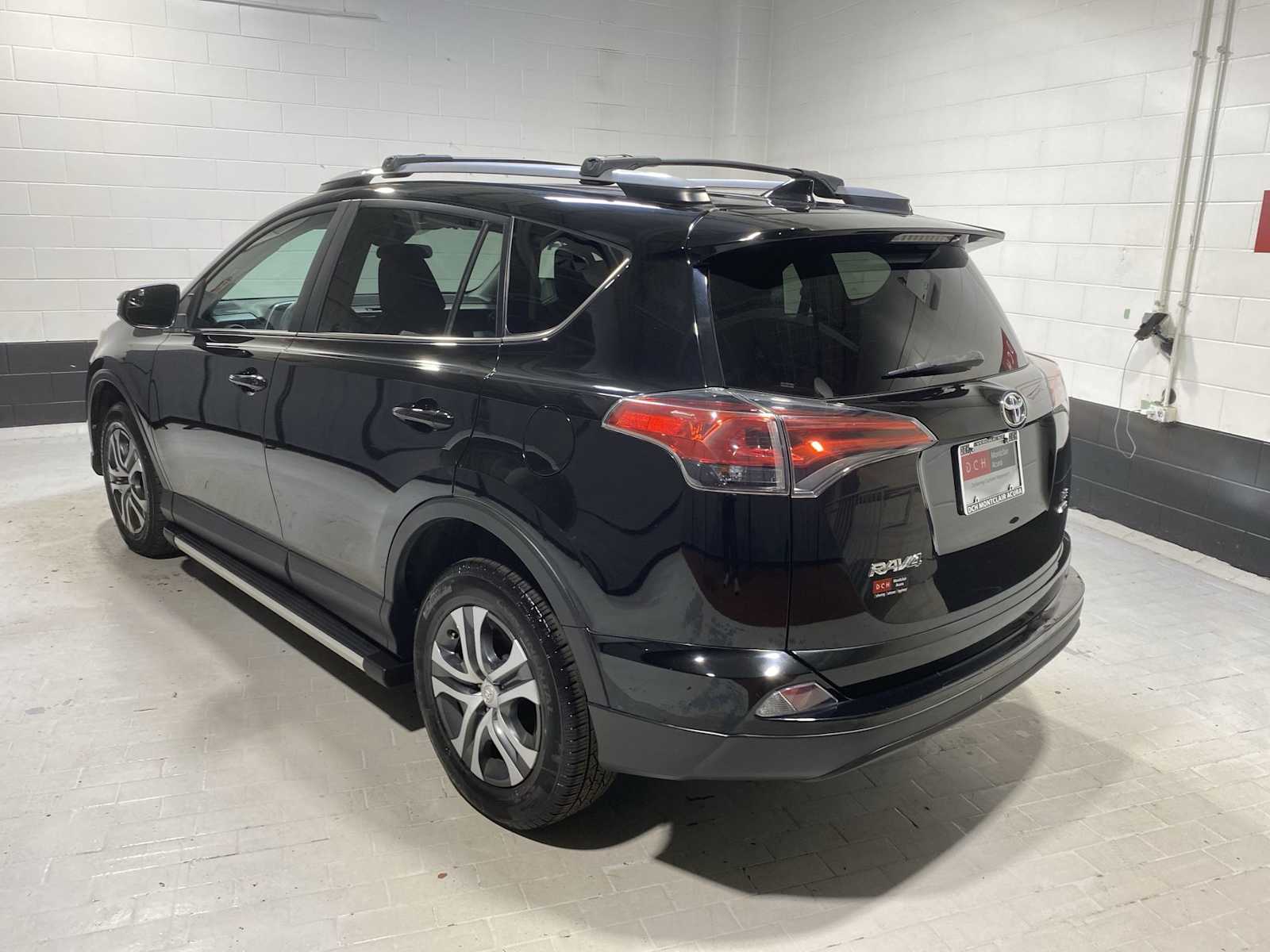 2017 Toyota RAV4 LE photo 4