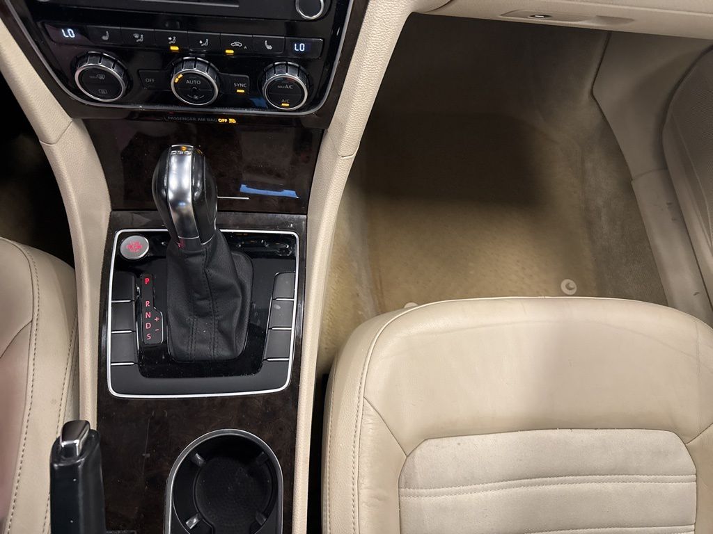 2014 Volkswagen Passat V6 SEL Premium photo 23
