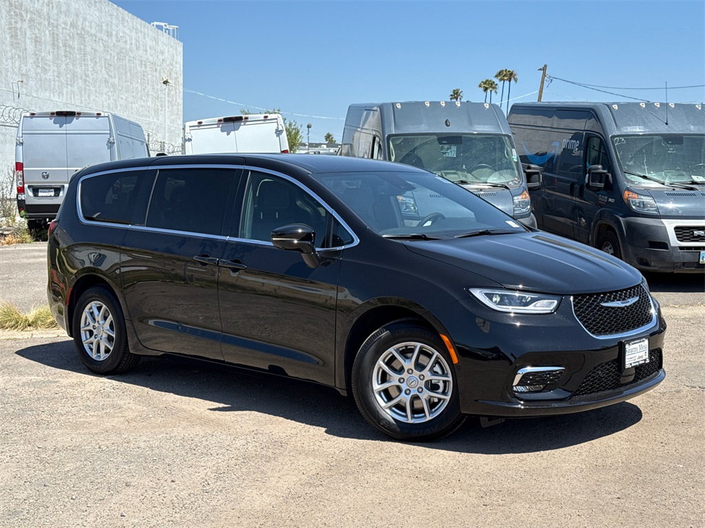 2025 Chrysler Pacifica photo 2