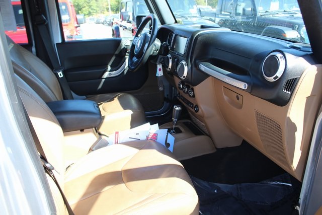 2015 Jeep Wrangler Unlimited Sahara photo 25