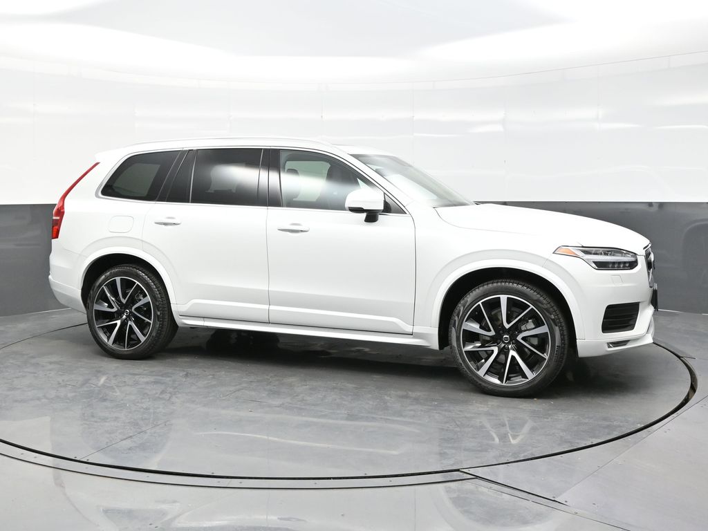 2022 Volvo XC90 T6 Momentum photo 7