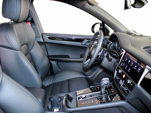 2025 Porsche Macan S photo 28