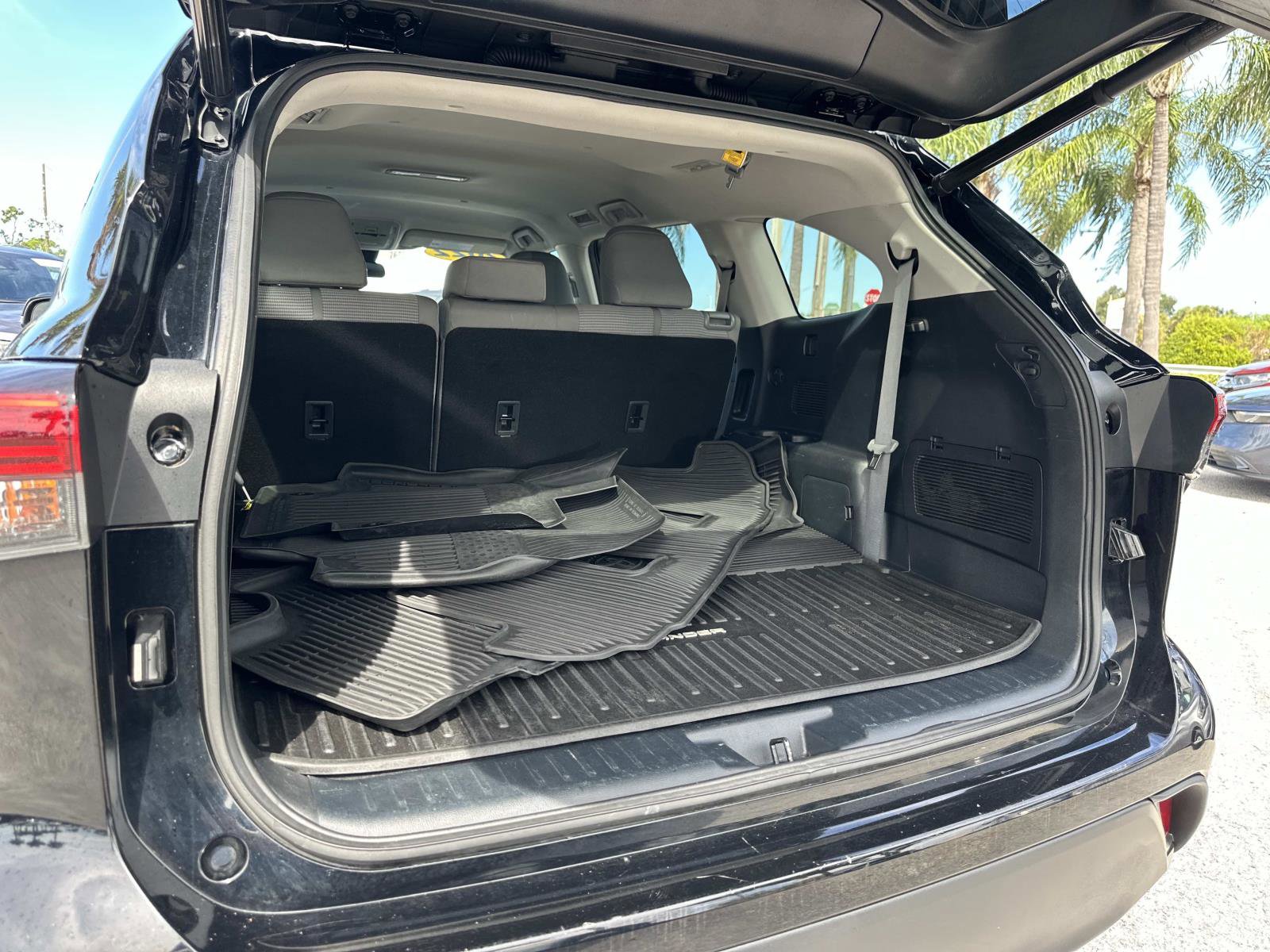 2022 Toyota Highlander LE photo 8