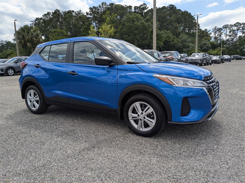 2025 Nissan Kicks Play S photo 2
