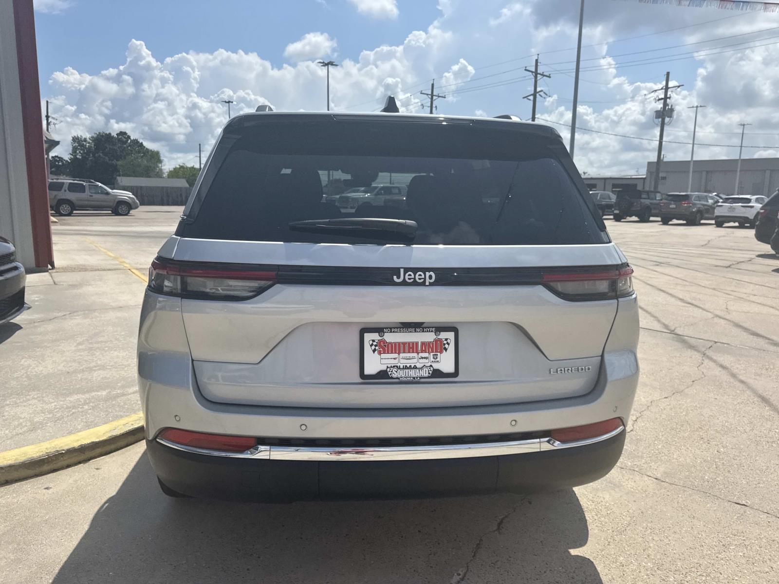2025 Jeep Grand Cherokee Laredo photo 3