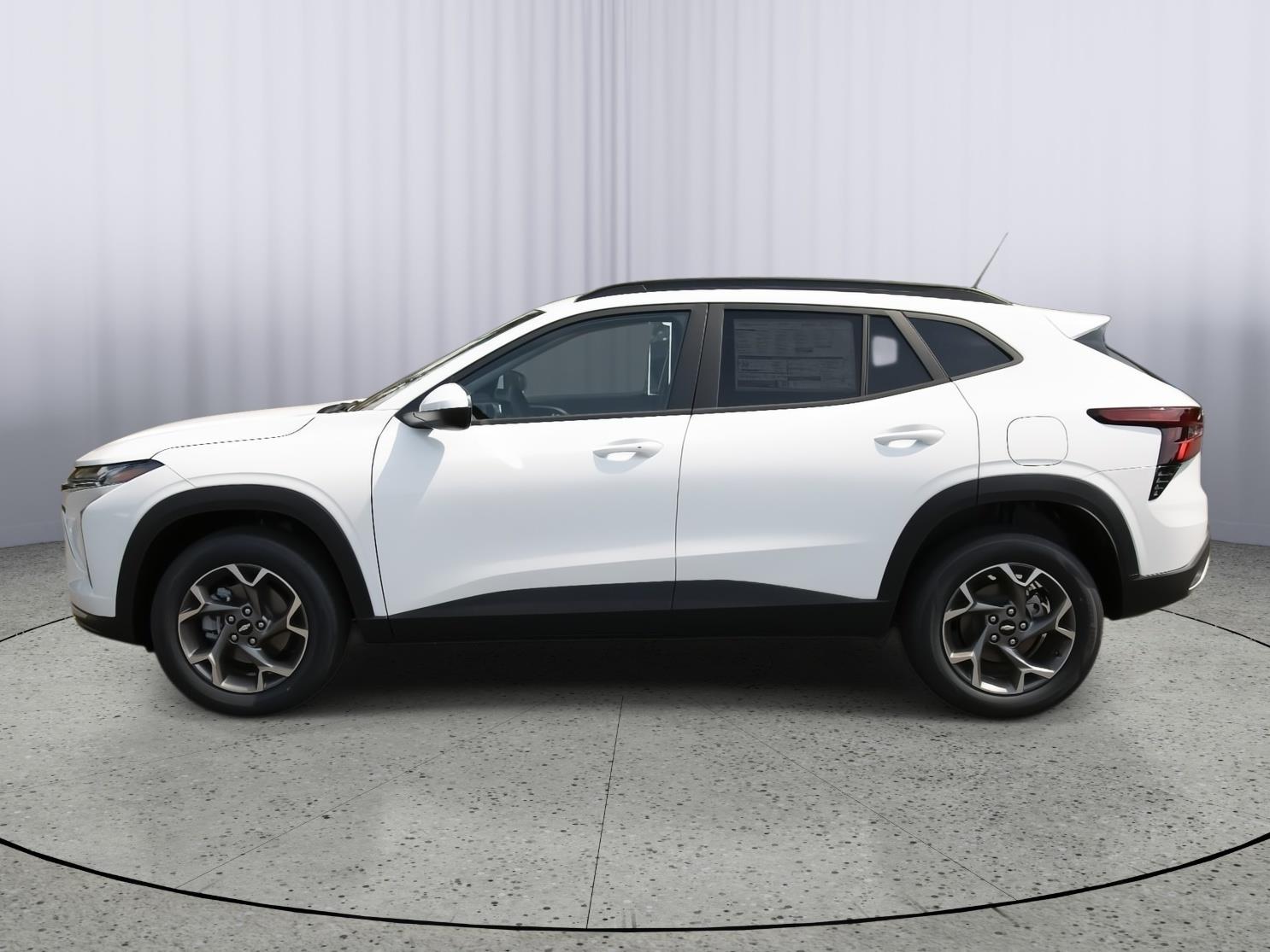2025 Chevrolet Trax LT photo 2