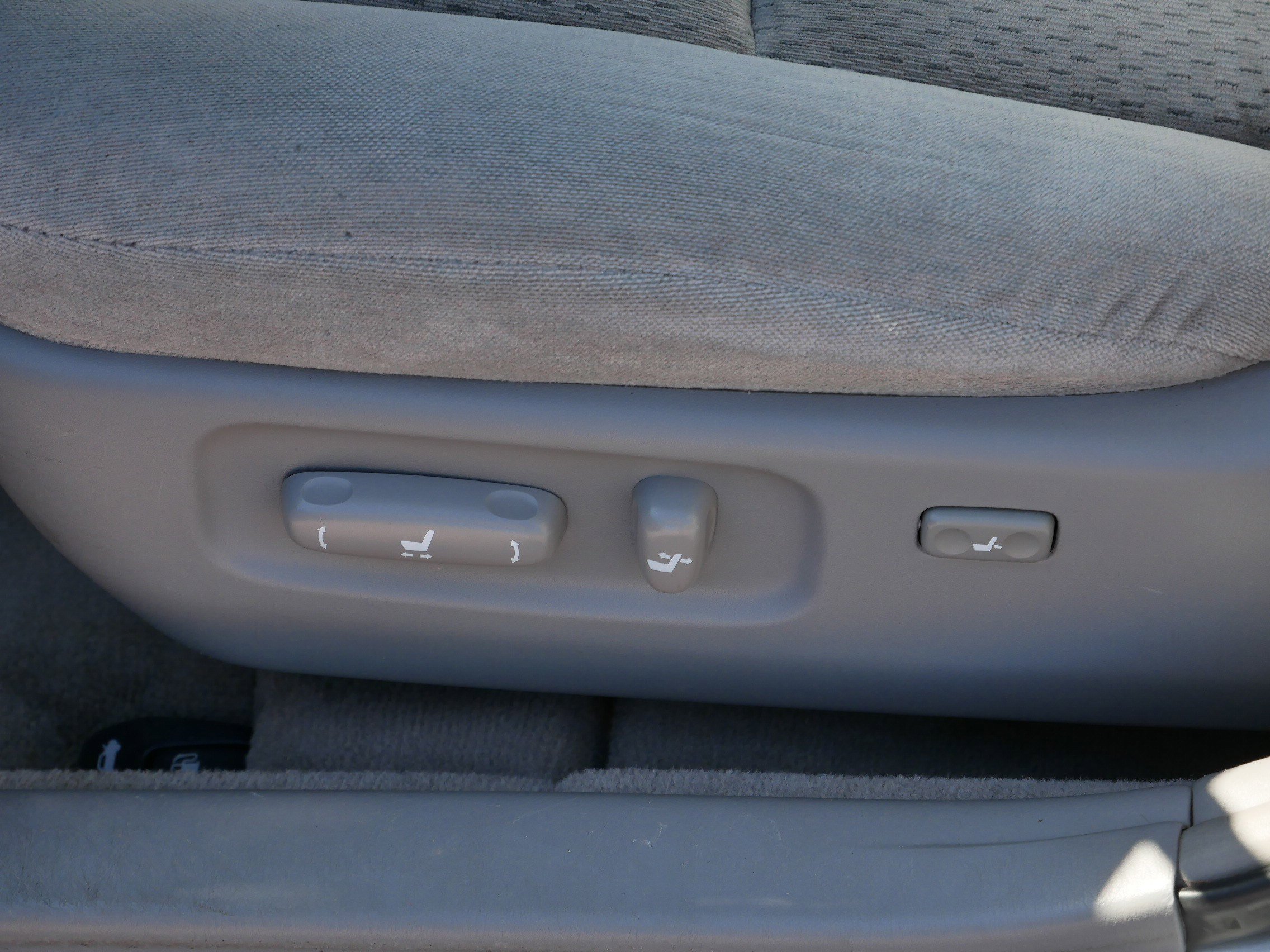 2004 Toyota Camry LE photo 17