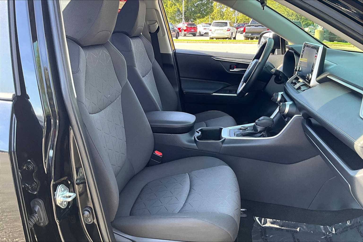 2022 Toyota RAV4 Hybrid XLE photo 8
