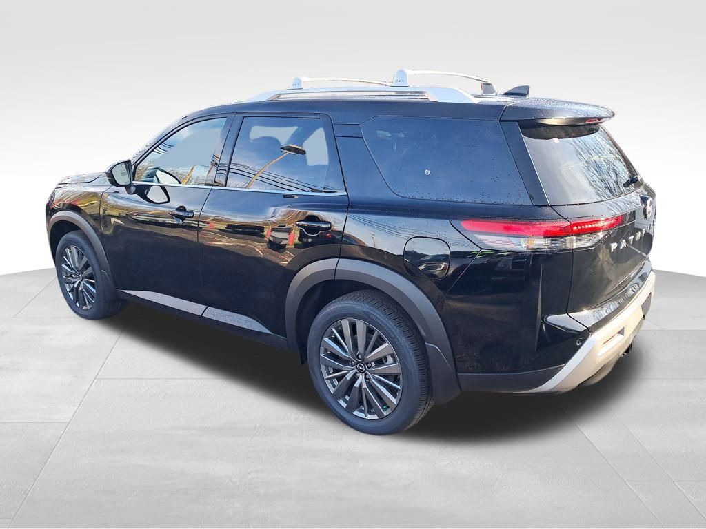 2025 Nissan Pathfinder SL photo 3