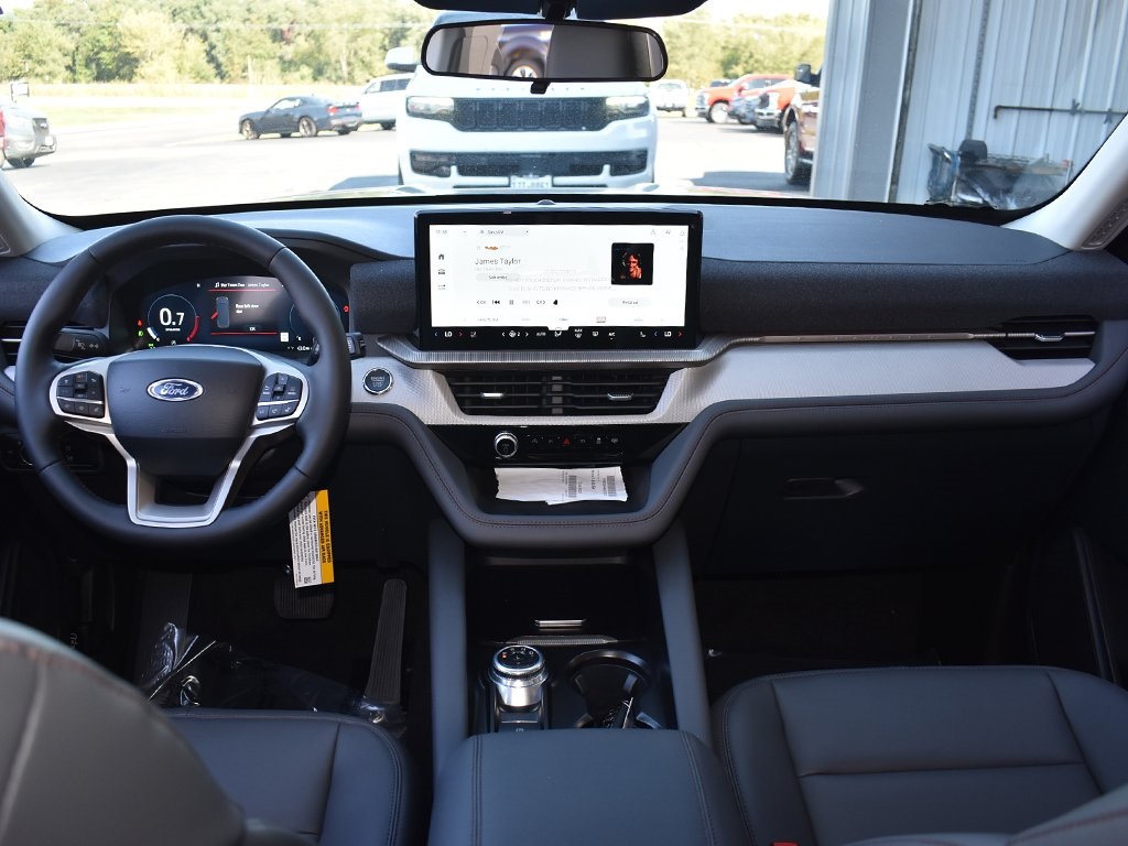 2025 Ford Explorer photo 4