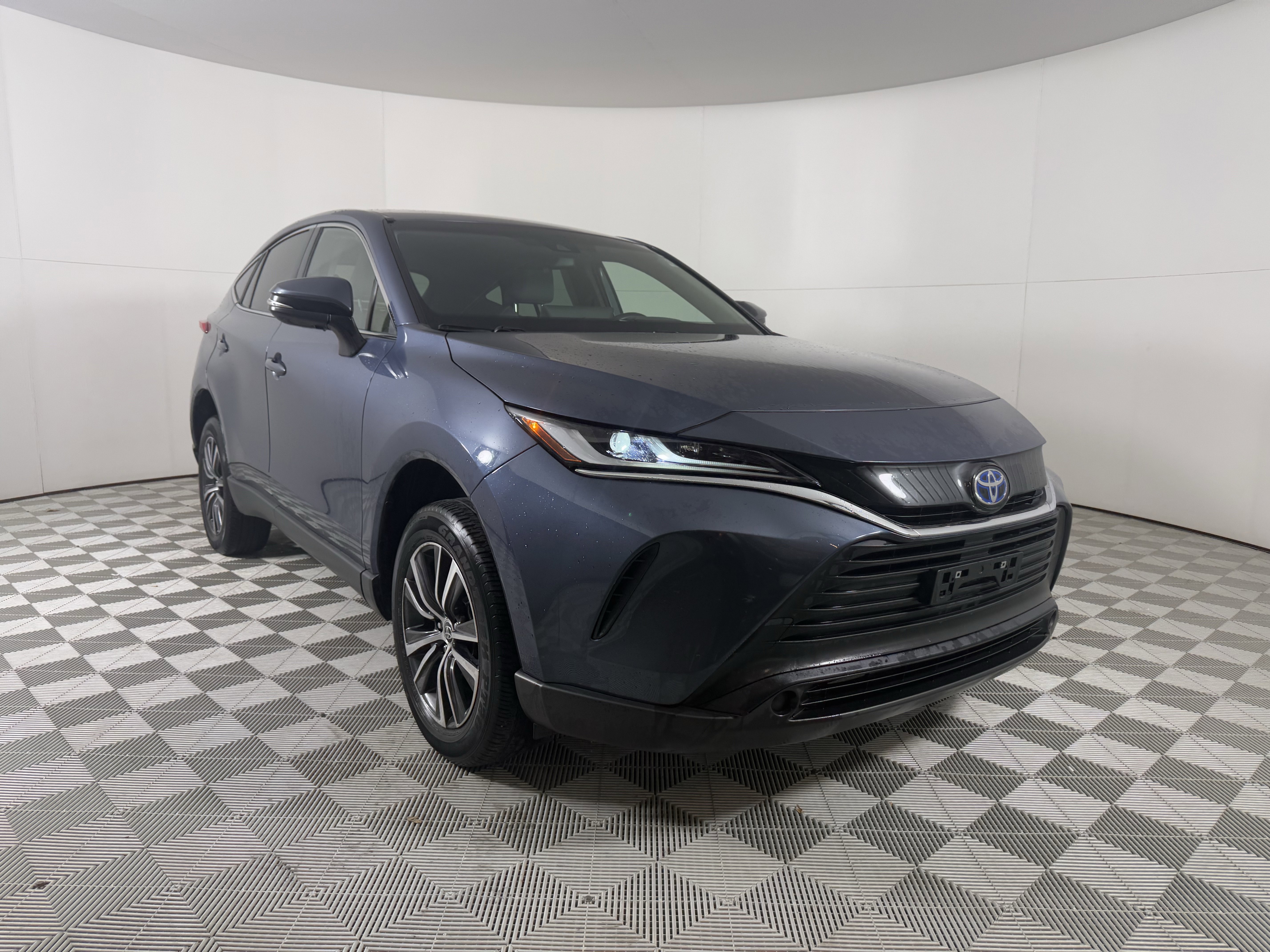 2023 Toyota Venza LE's photo