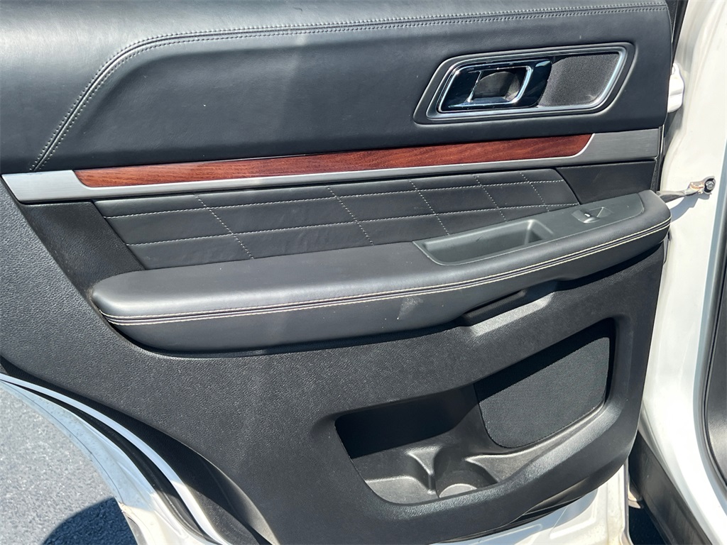 2017 Ford Explorer Platinum photo 19