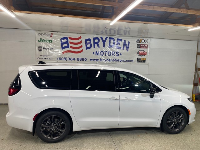 2026 Chrysler Pacifica Select's photo