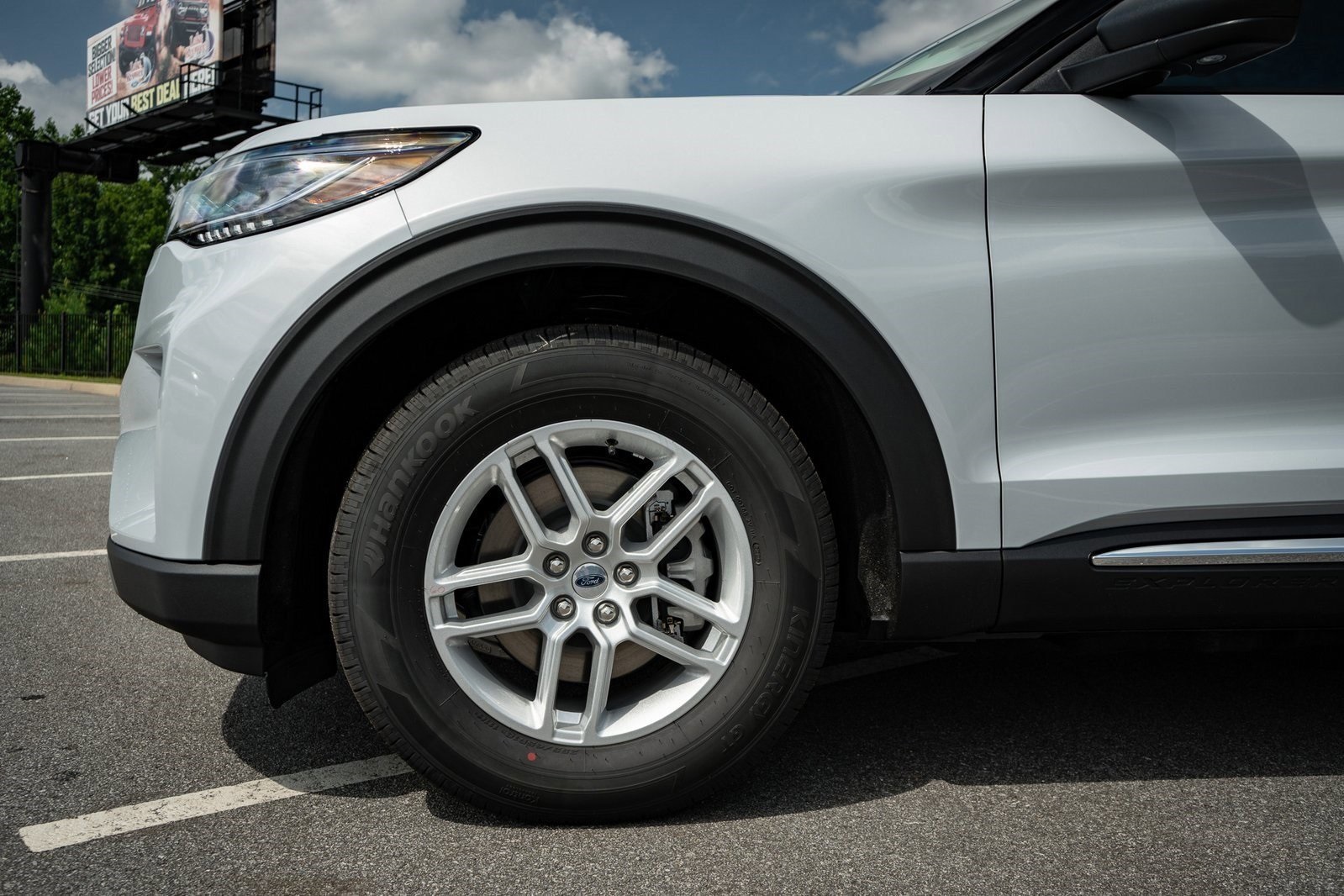 2025 Ford Explorer photo 4