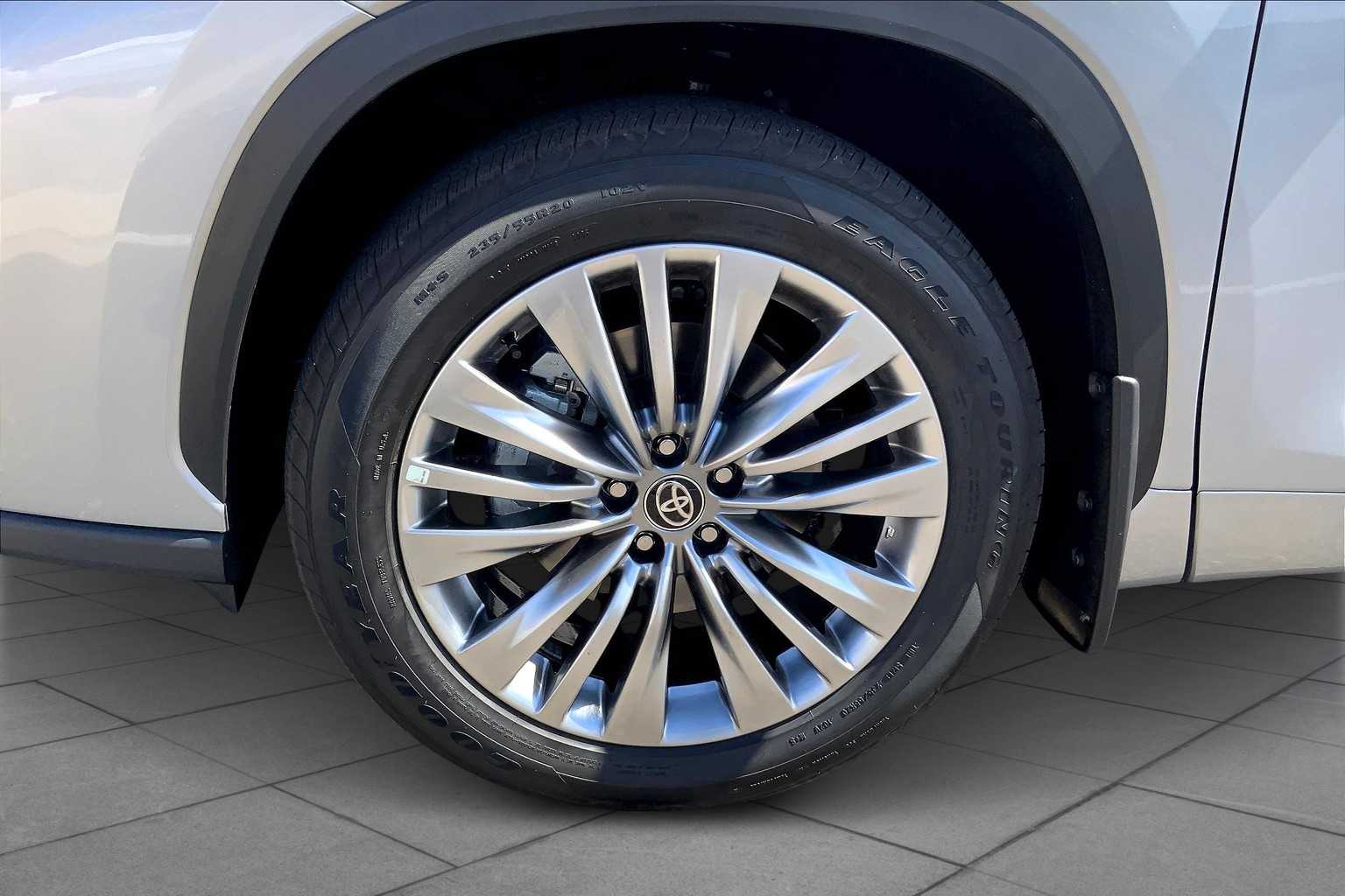 2025 Toyota Highlander Platinum photo 9