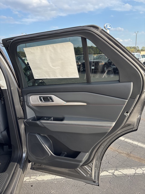 2025 Ford Explorer photo 32
